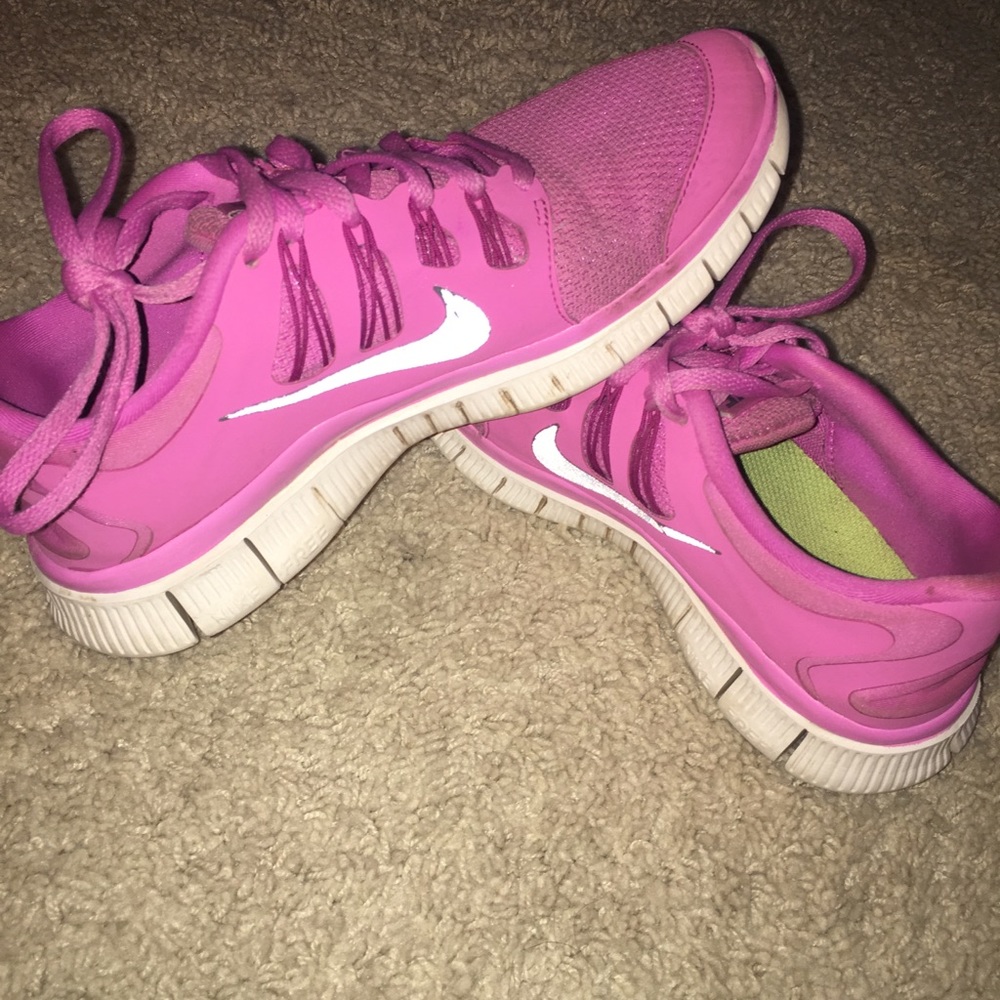 Women’s size 8 Nike free runs 5.0